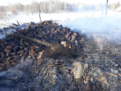 В Кировской области женщина облила бензином и подожгла дом, в котором спал человек