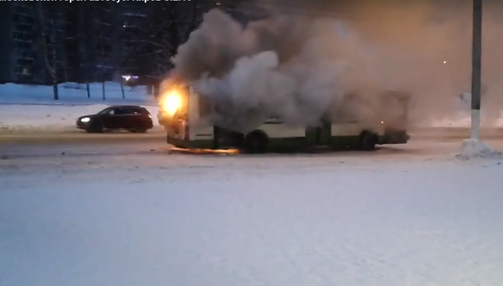 Видео: утром в Кирове на глазах очевидцев вспыхнул пассажирский автобус