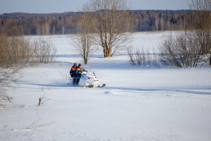 Кировские спасатели на снегоходах и санях довезли медиков для оказания помощи больной