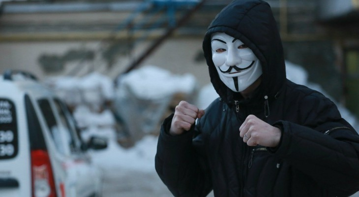 У ТЦ в Петербурге незнакомцы в масках избили и ограбили кировчанина