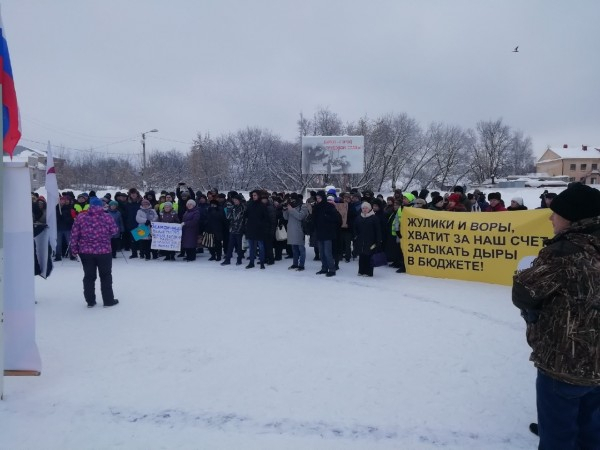 150 человек пришли на митинг против мусорной реформы в Кирове