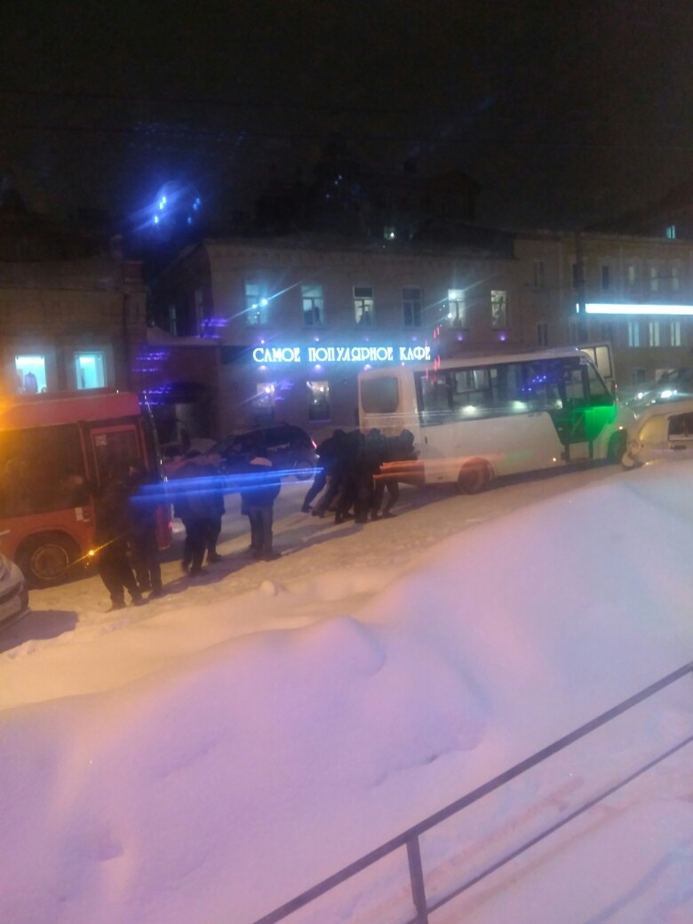 На улице Ленина буксующие автобусы толкают пассажиры, полиция и судебные приставы