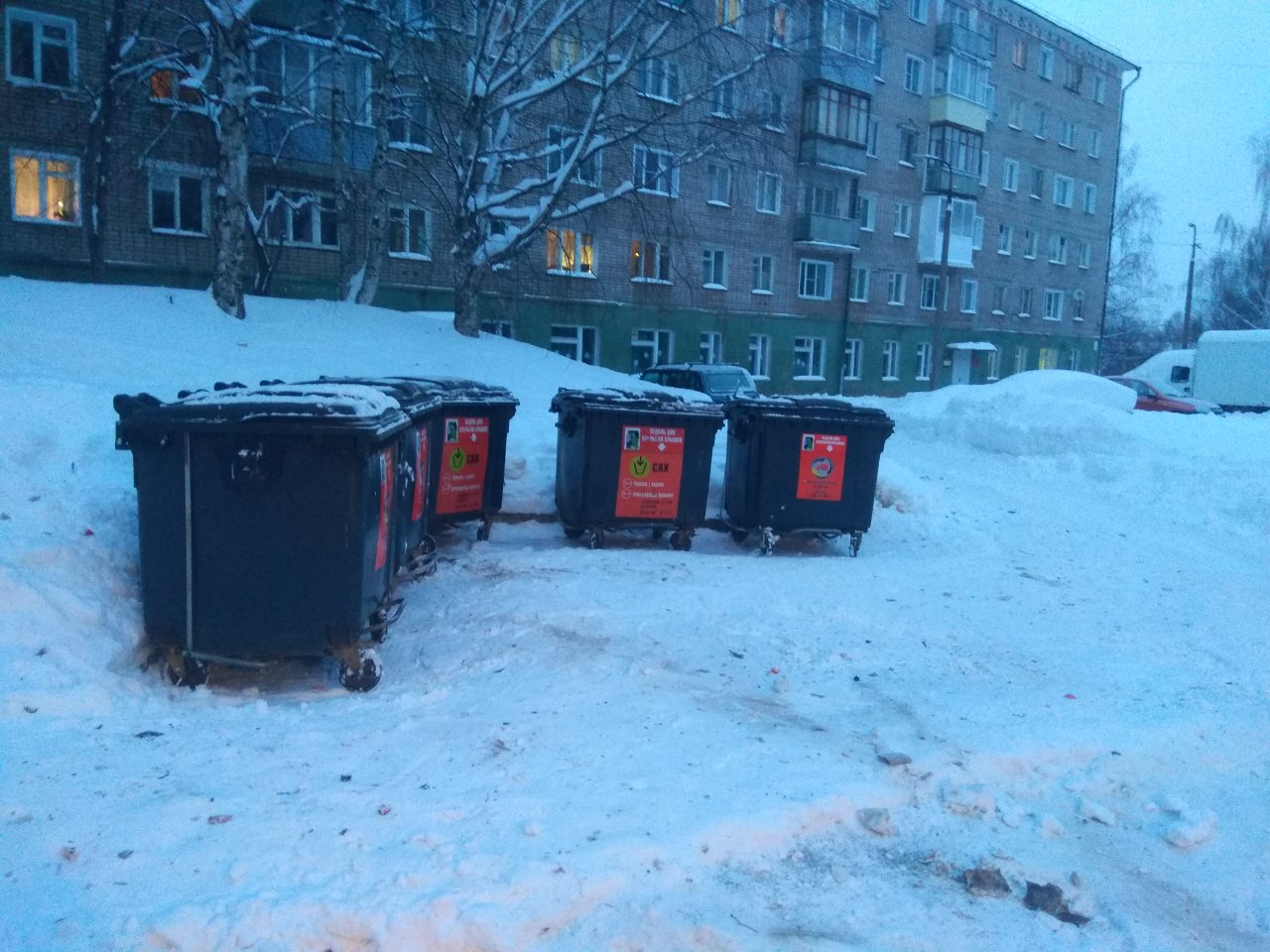 Новые мусорные контейнеры в Кирове жгут, воруют и ломают