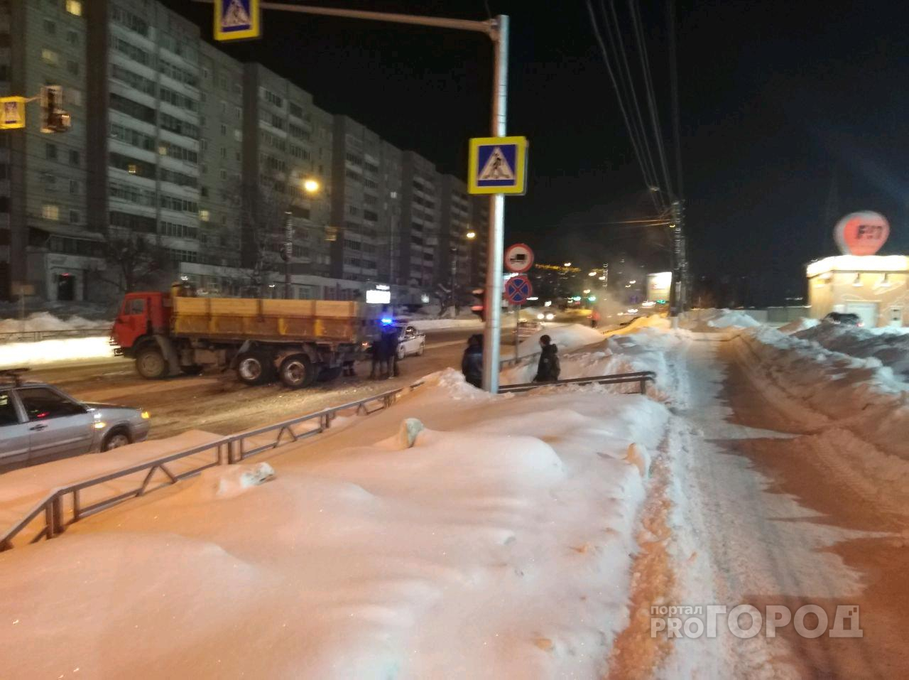 На улице Московской в Кирове произошло тройное ДТП с КамАЗами