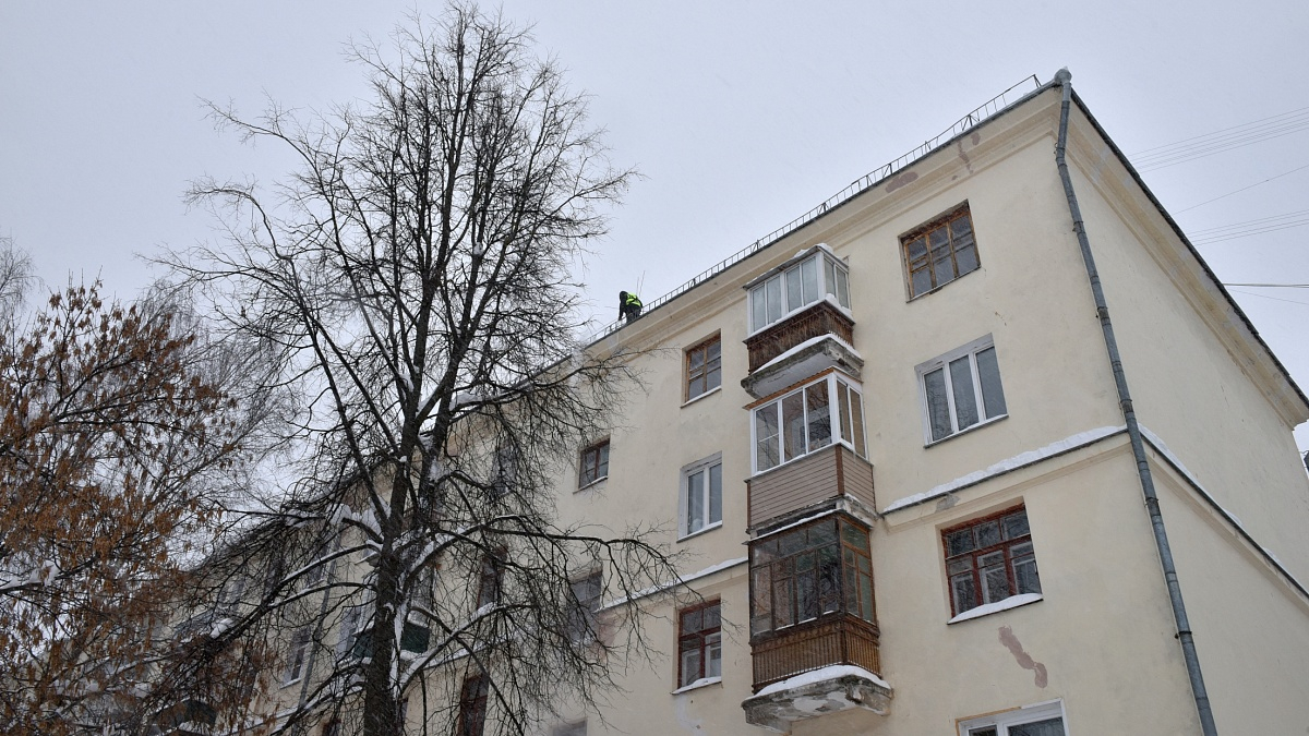 За день в Кирове очистили 600 крыш от снега