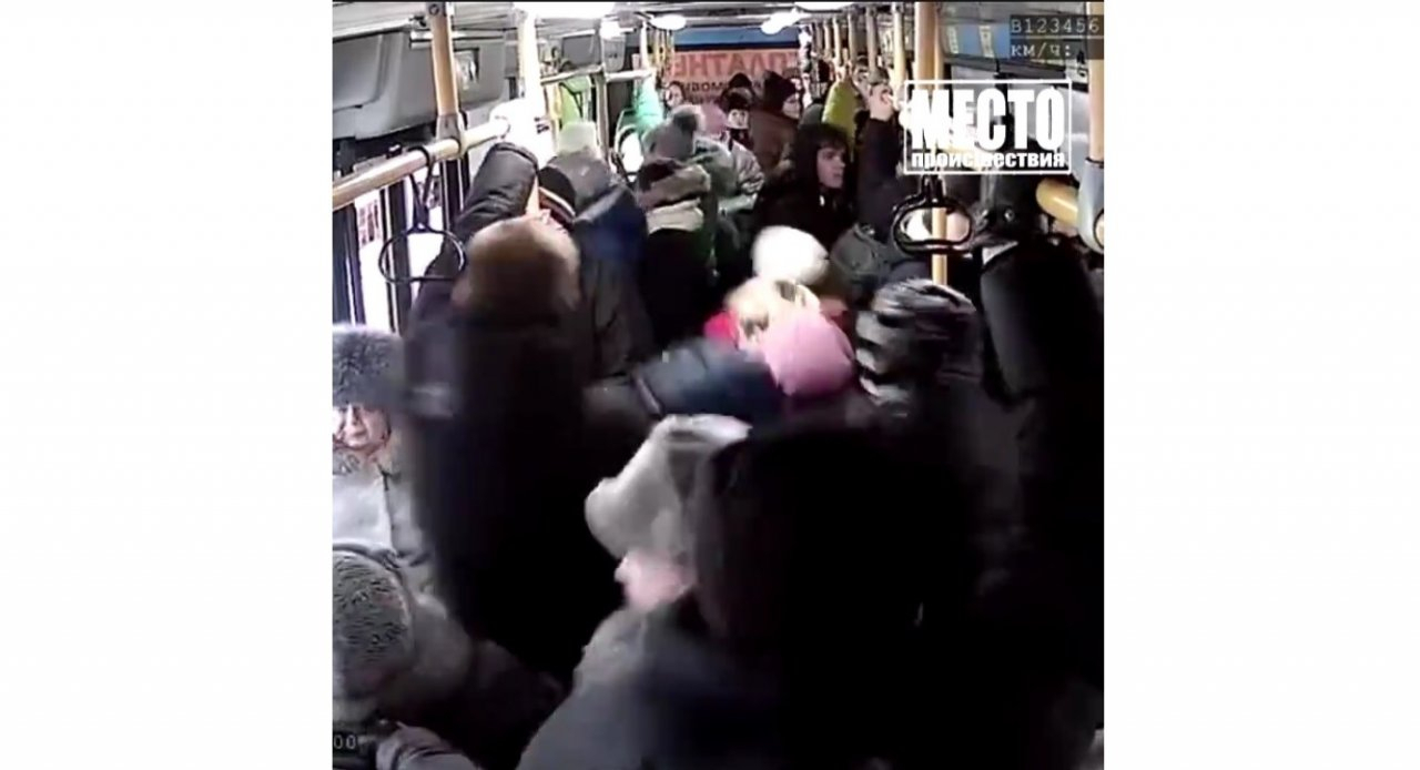 Видео: десятки людей упали в салоне общественного транспорта в Кирове