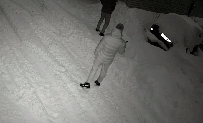 В Кирове разыскивают мужчину, который из пистолета выстрелил в припаркованную иномарку