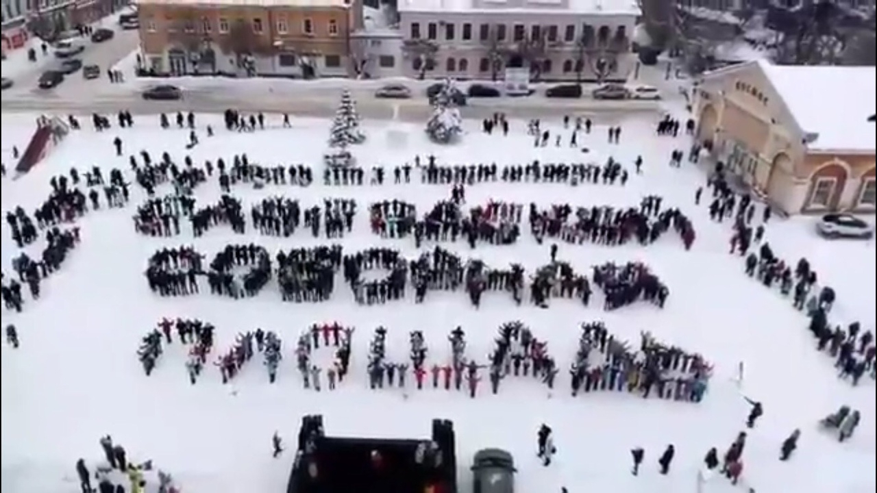 Видео: в Слободском десятки горожан вышли на главную площадь города
