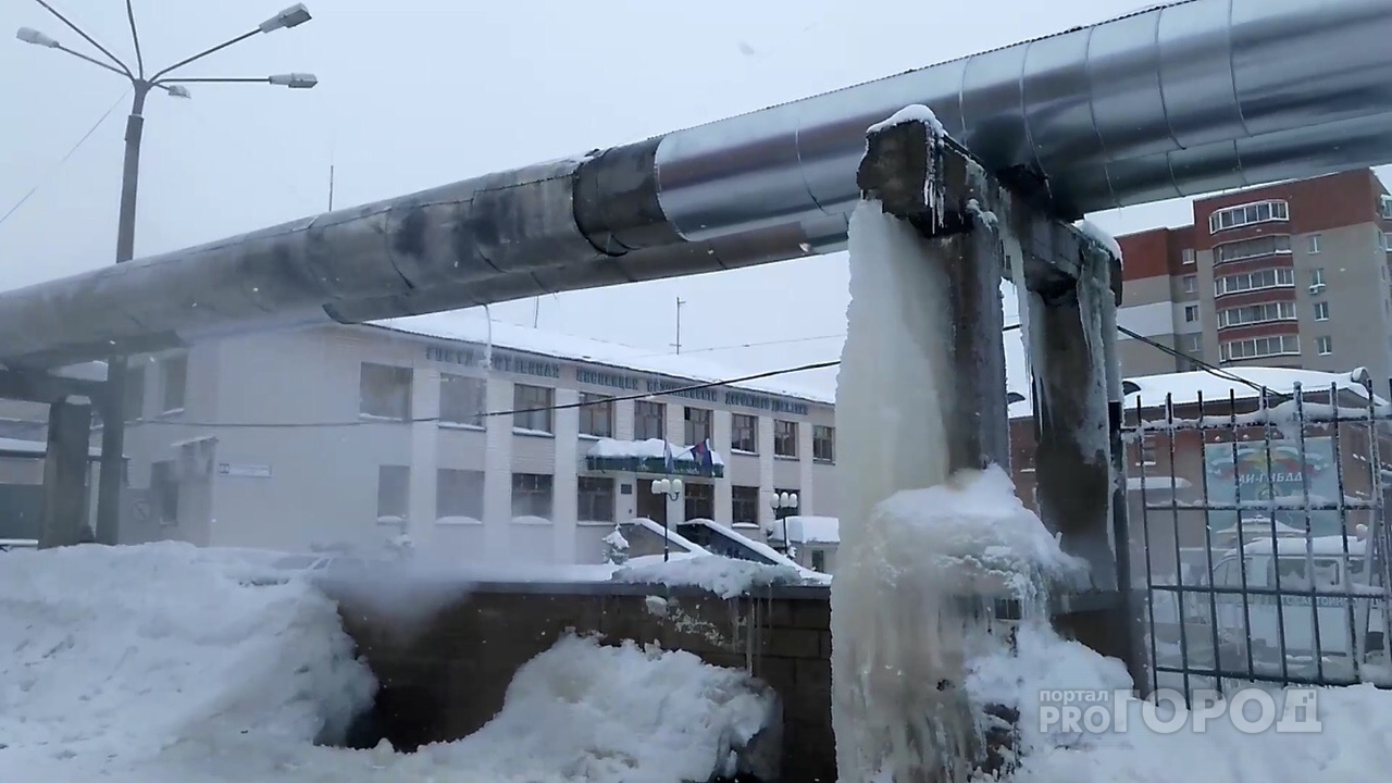 Известно, когда будут чинить теплотрассу в центре Кирова, из которой бежит горячая вода