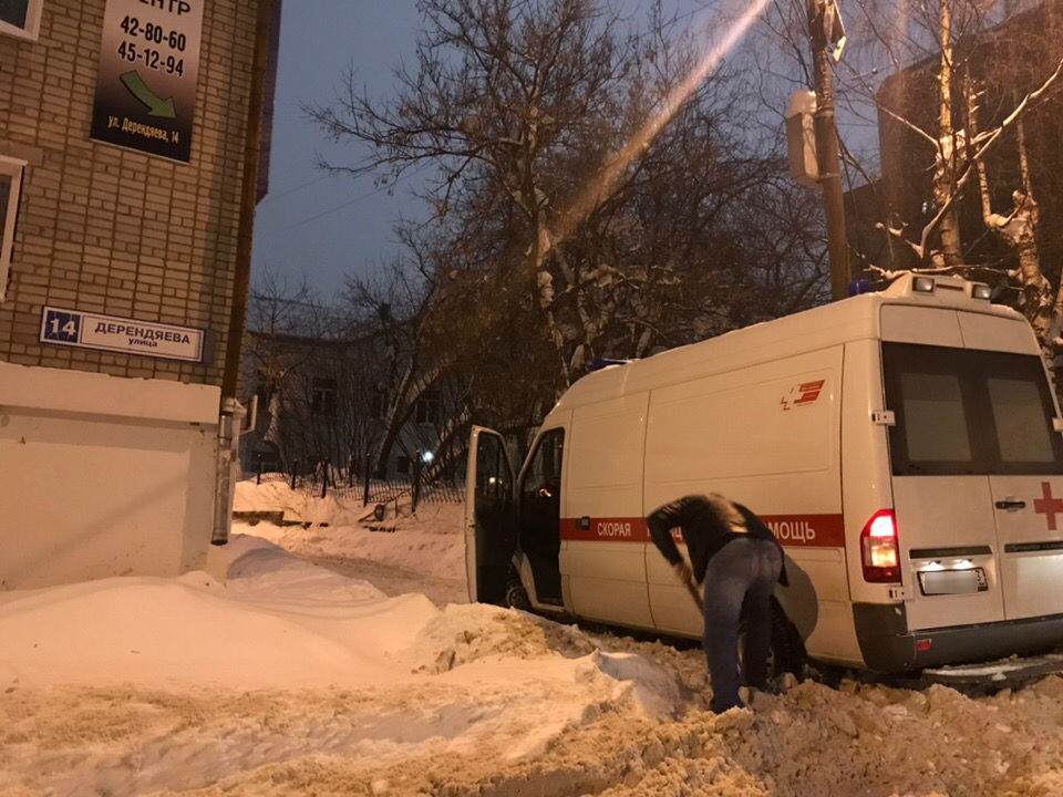 В Кирове скорая застряла во дворе в снежной каше