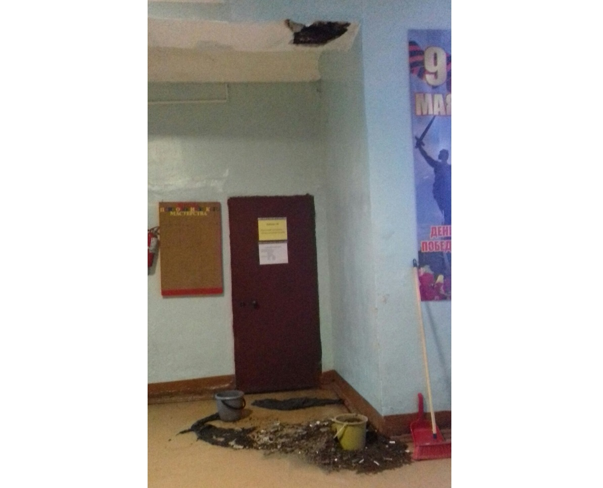 В кировской школе обвалился потолок