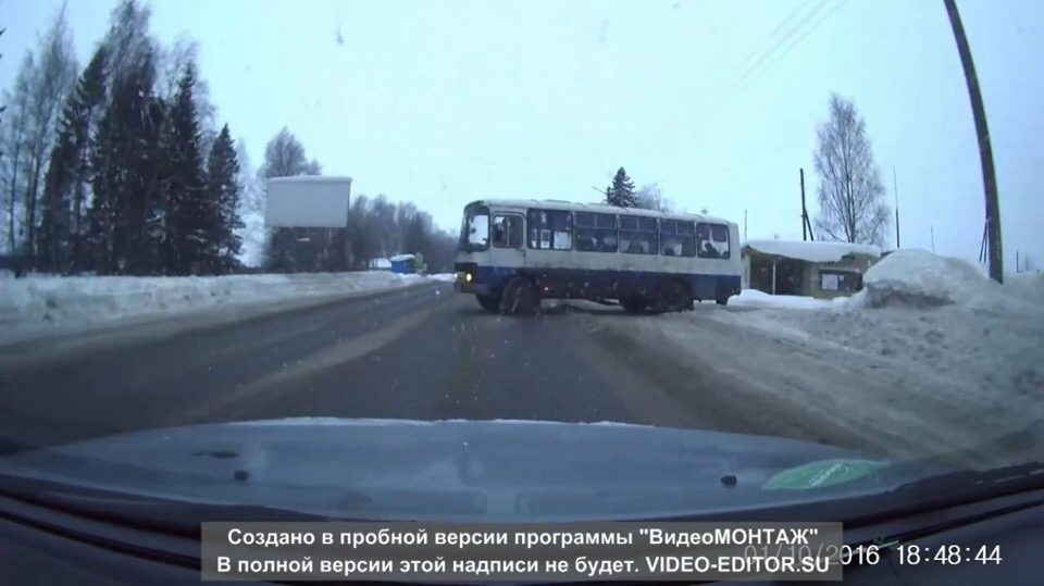 Видео: водитель автобуса чуть не спровоцировал страшное ДТП в Кировской области