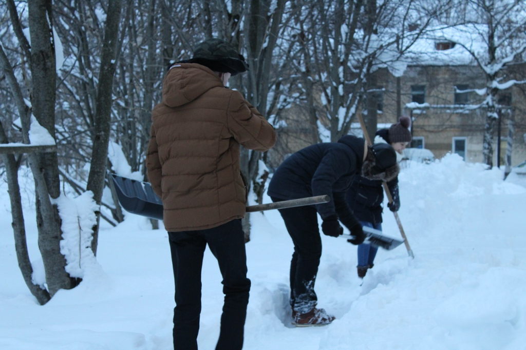 Снег перед зданиями соцучреждений в Кировской области чистят школьники