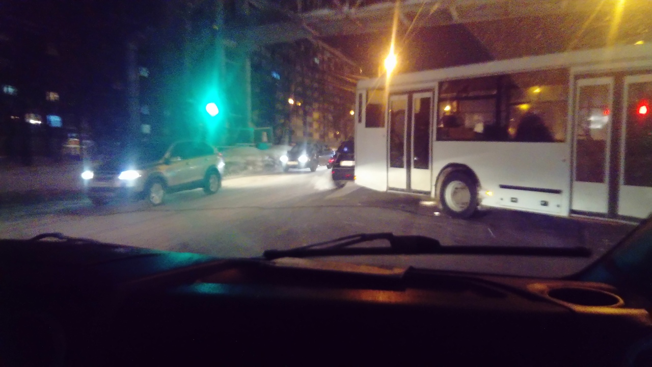 На Ленина после ДТП на дороге развернуло автобус: образовалась огромная пробка