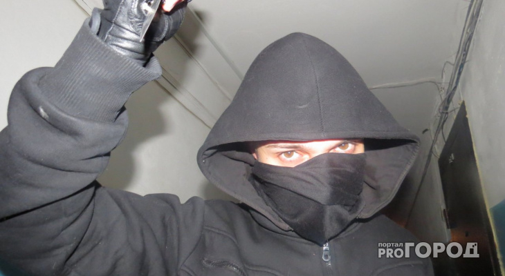 В Кирове разыскивают мужчину, обокравшего салон сотовой связи