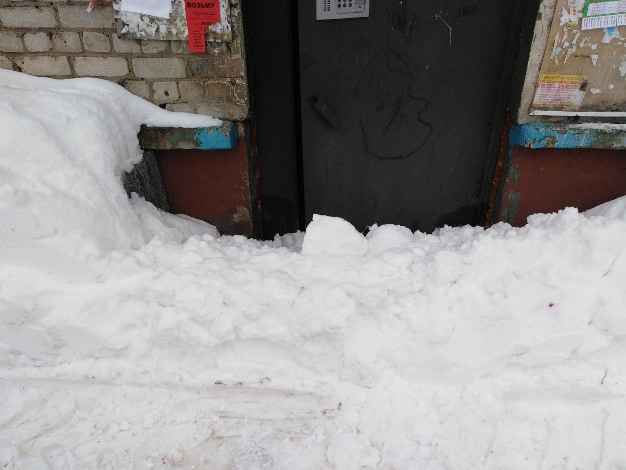 В Кирове трактор чистил двор и заблокировал снегом выход из подъезда