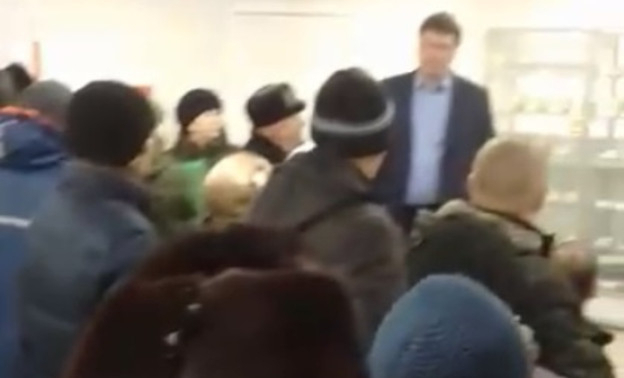 В Кировской области мужчину вытолкали из офиса "Энергосбыта", когда он пытался снять огромную очередь