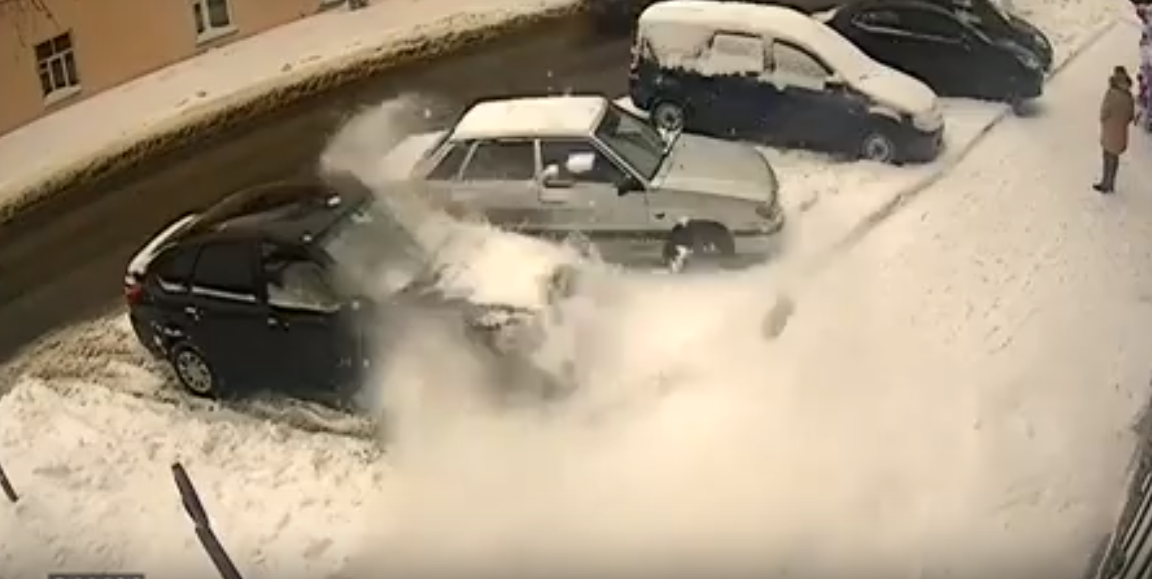 Видео: в Кирове на припаркованную машину упала снежная глыба