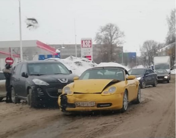 В Кирове у АЗС дорогу не поделили кроссовер и Porsche Boxster