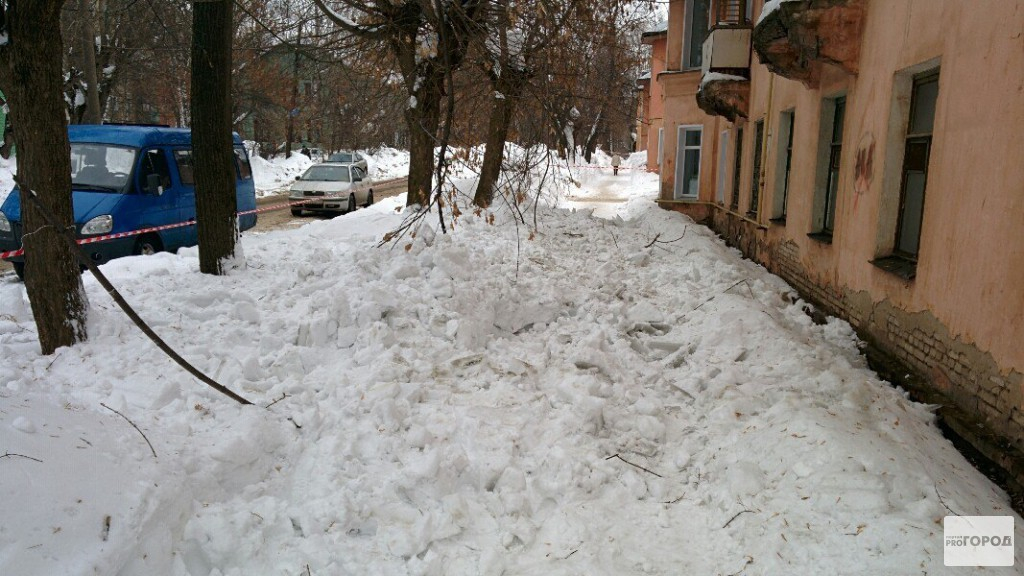 Второй случай за неделю: в Кирове снег упал на женщину при очистке крыши