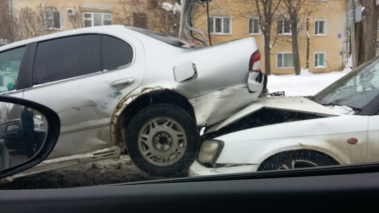 В Кирове водитель «восьмерки» спровоцировал массовое нестандартное ДТП