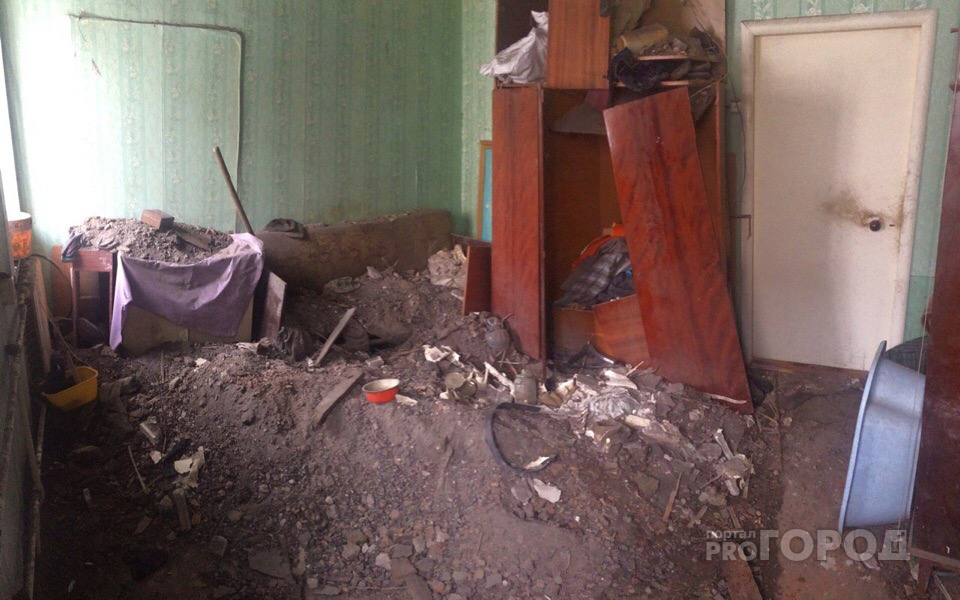 В Кирове пенсионер живет в квартире с обвалившимся потолком: две недели УК бездействует