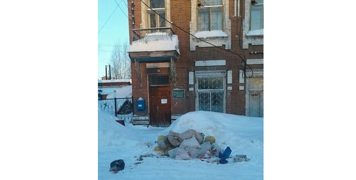 Неизвестный оставил мусор около здания администрации в Кировской области
