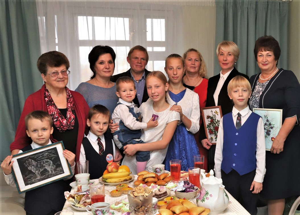 "Дети стали называть меня мамой, и я просто не могла устоять": семья из Кирова воспитывает 12 приемных детей