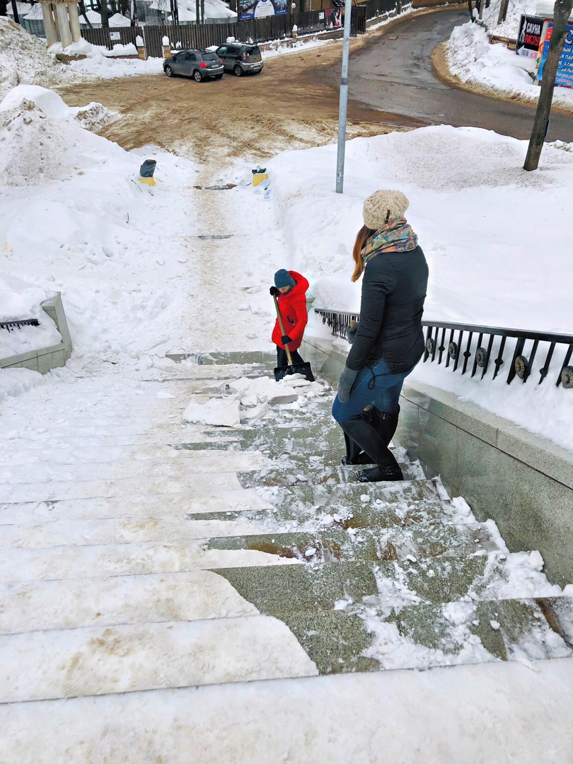 "На обеде пошли и почистили лестницу": как кировчане борются со снегом в городе