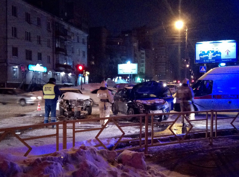 В центре Кирова столкнулись «Веста» и Mercedes: на месте работала реанимация
