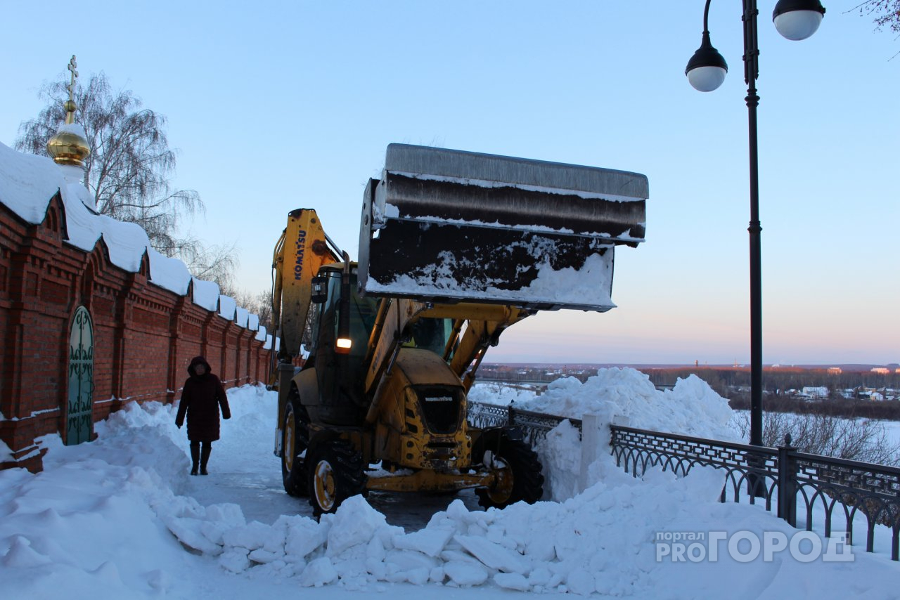 В Александровском саду очистили от снега ступеньки после того, как по ним прокатилась девушка