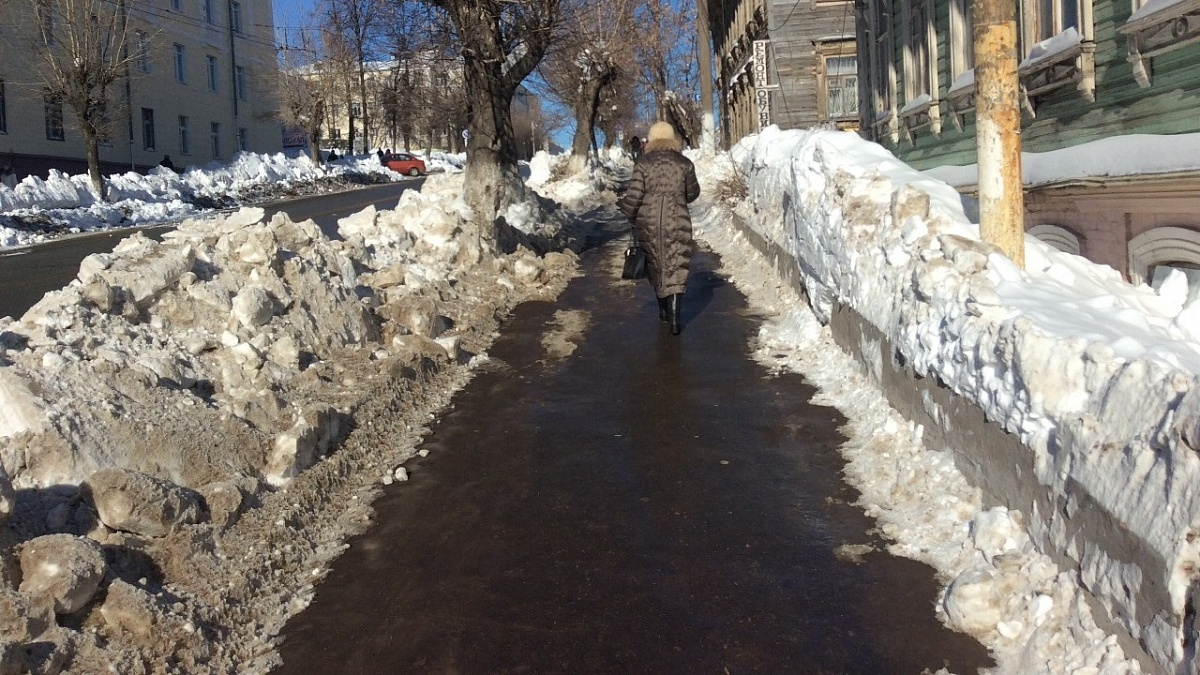 Перед оттепелью Киров начали масштабно чистить от снега