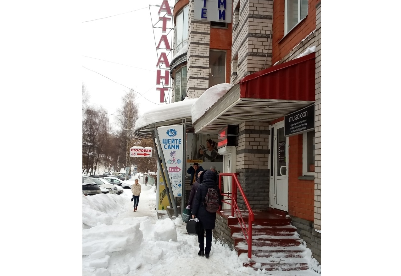 Очевидцы: «В центре Кирова женщину полностью накрыло снежной лавиной»