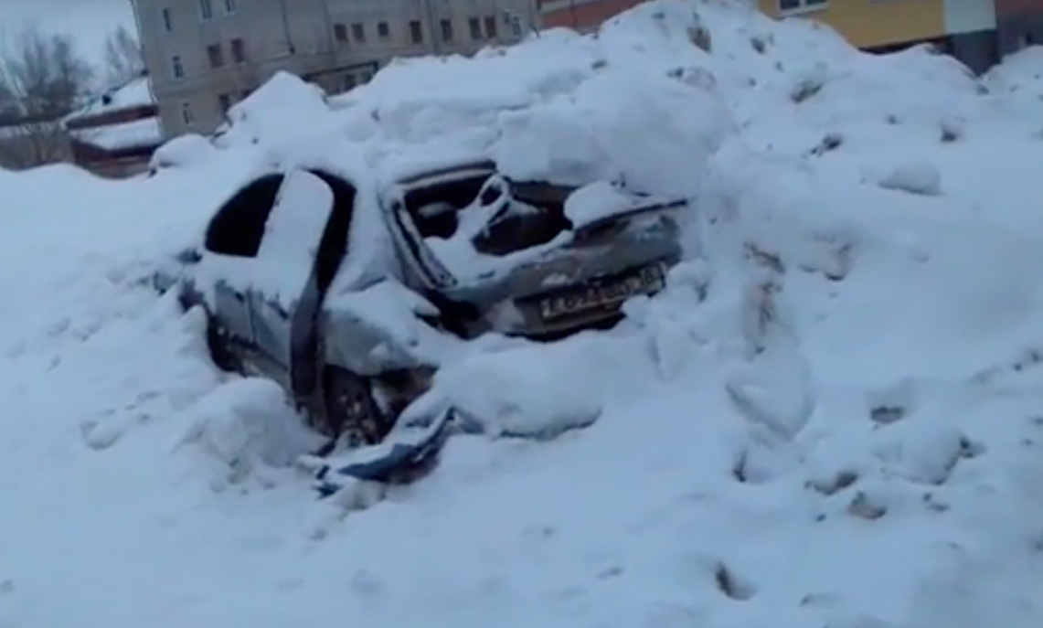 В Кирове при чистке снега повредили несколько машин