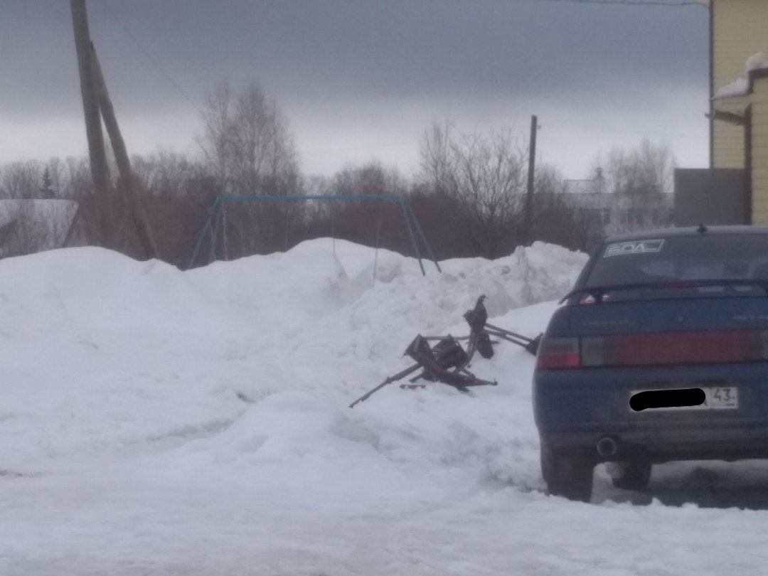 Очевидцы: «В Зуевке снег с крыши полностью накрыл коляску с годовалым малышом»