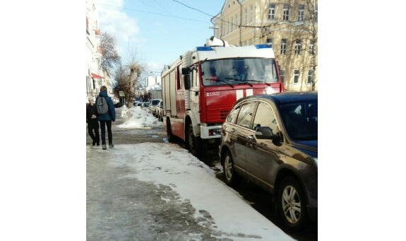 В центре Кирова перекрыт въезд во двор: на месте работают оперативные службы