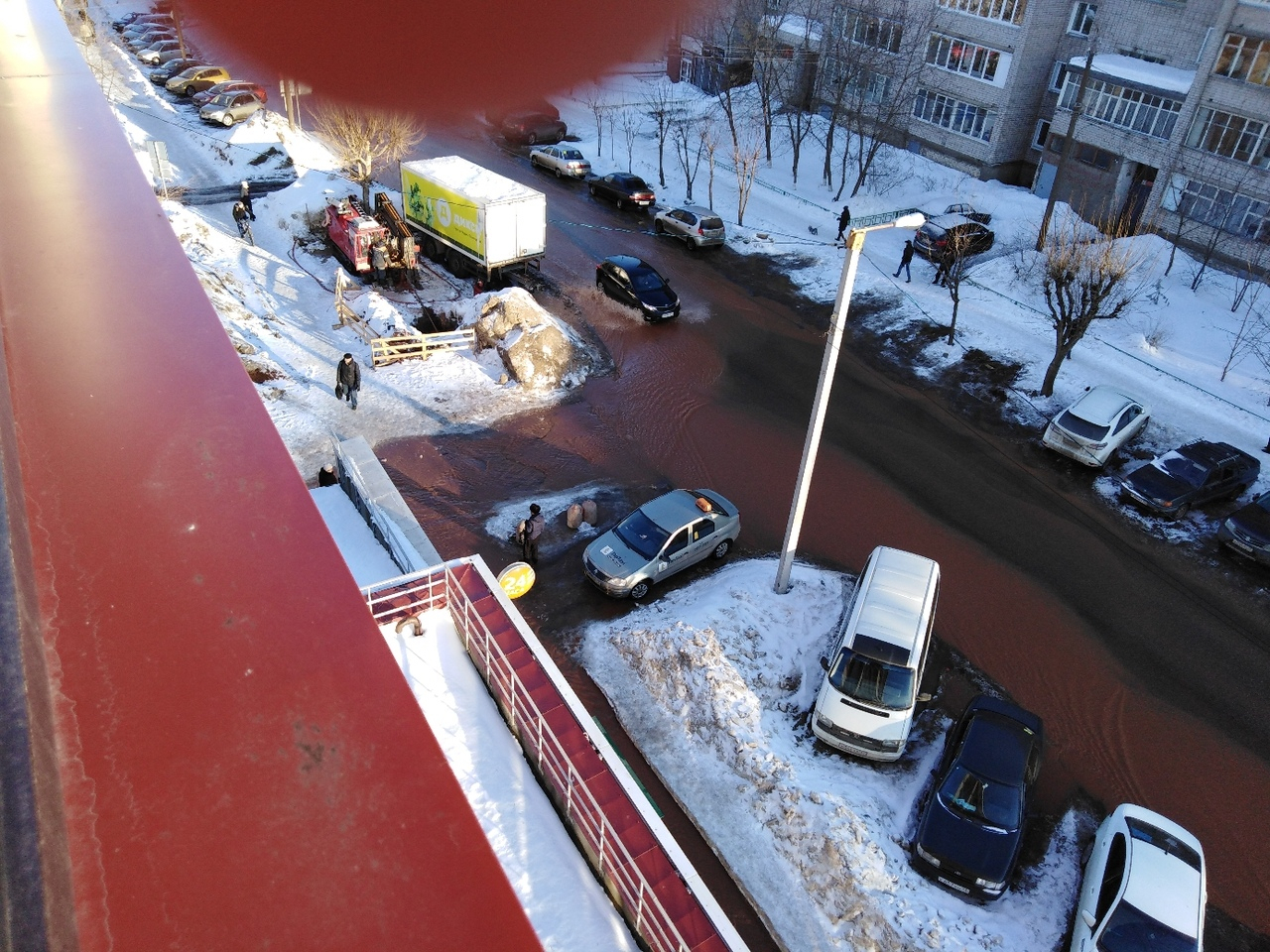 "Затопило всю улицу": в Кирове устраняют последствия аварии