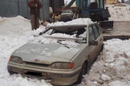 В Кирове снова под снегом раздавило машину