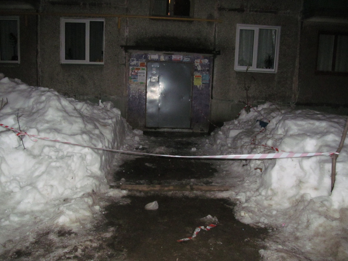 Из-за опасности схода ледяных глыб кировская УК перекрыла вход в жилой дом