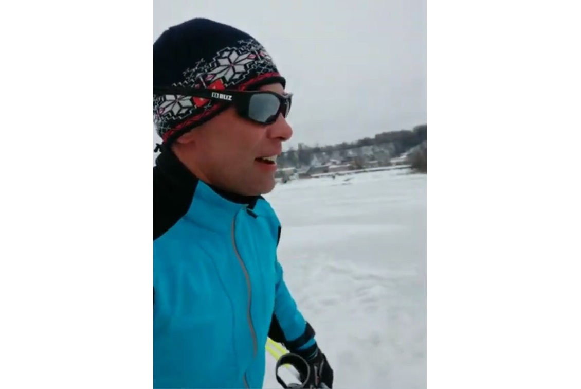 Видео: кировчанин прокатился на лыжах по весенней Вятке