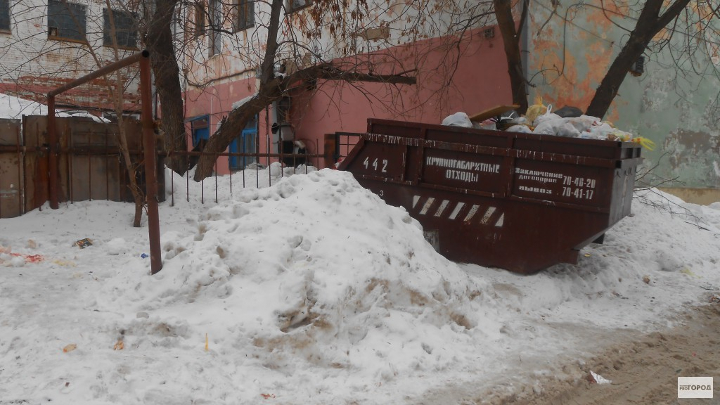 Эксперимент в Кирове: блогер-депутат выкидывает младенца в мусорный бак и следит за реакцией прохожих