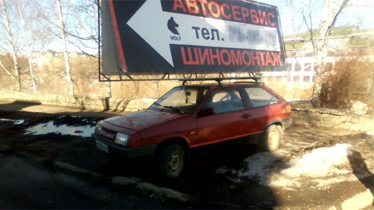 В Кирове могут оштрафовать владельца, который сделал из машины место для рекламы