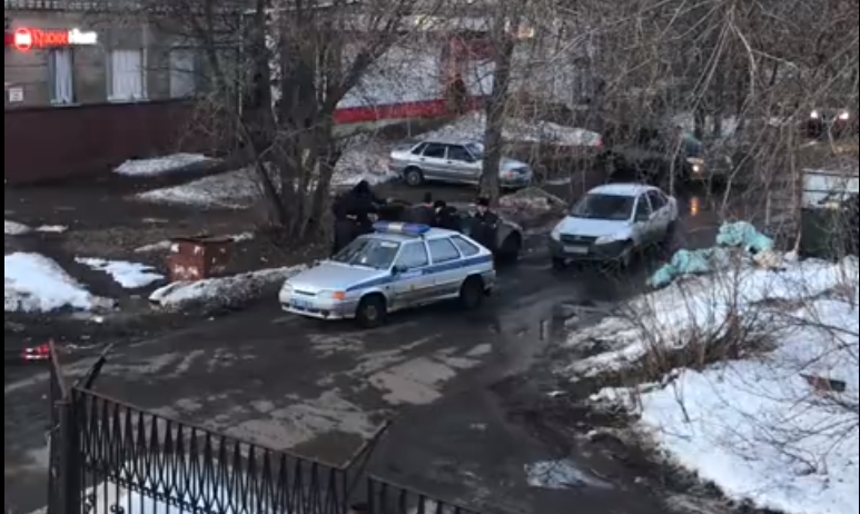 В Кирове очевидец снял на видео, как росгвардейцы поймали «закладчиков»