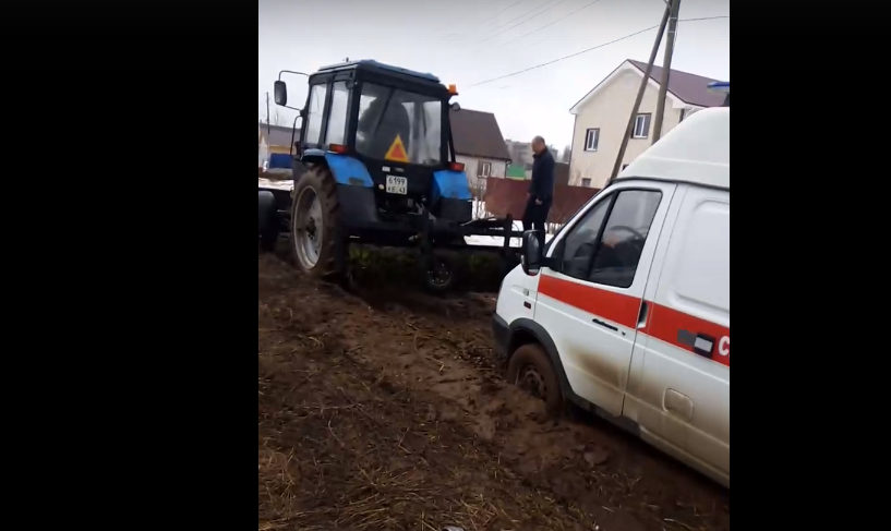 Видео: в Нововятске машина скорой помощи 4 часа буксовала в грязи
