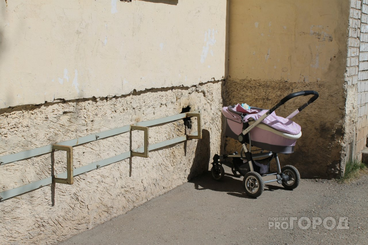 В Кирове две женщины украли детскую коляску