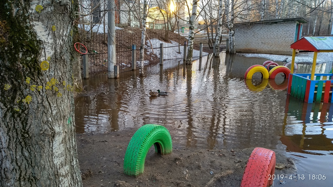 Фото дня: в Кирове затопило территорию детского сада
