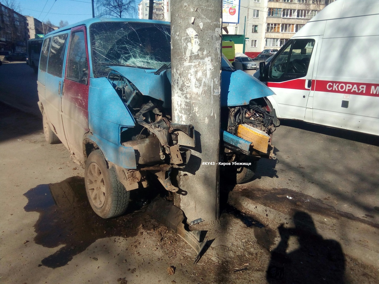 В Кирове фургон влетел в опору ЛЭП: водителя увезли в больницу с тяжелыми травмами