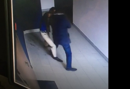 В бизнес-центре в Кирове 28-летний мужчина с ножом напал на приятеля