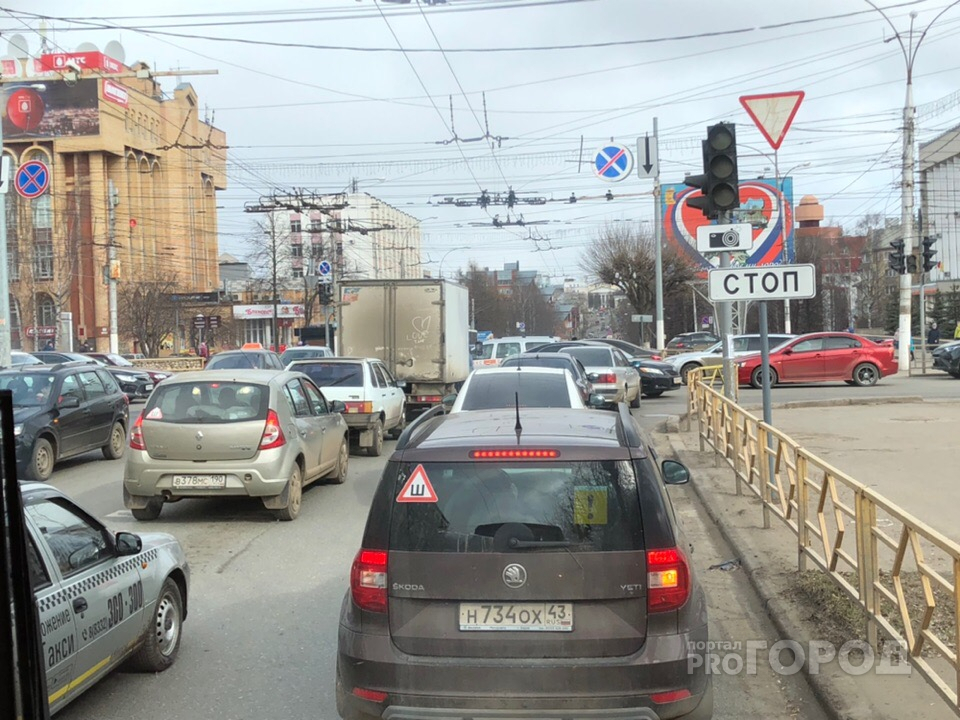 В центре Кирова неработающий светофор парализовал движение транспорта