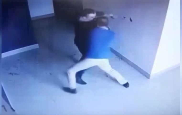Появилось видео вооруженного нападения на мужчину в бизнес-центре на Калинина